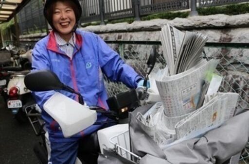 新聞配達をする女性の患者さん
